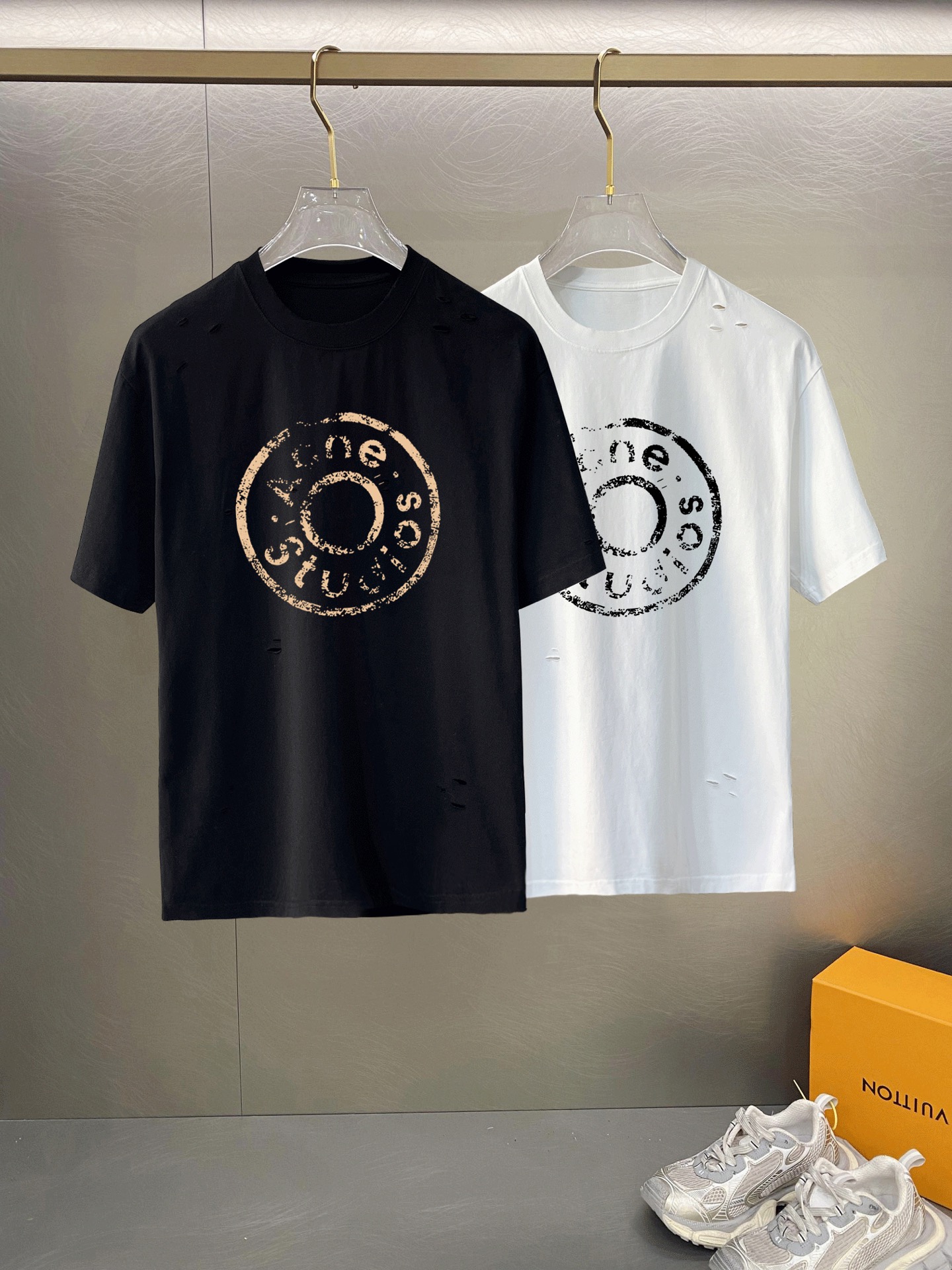 ￼ ￼ ACNE 新款字母印花双层重工短袖T桖 破洞设计 字母图案不管是T桖还是卫衣都是每年的爆款单品 