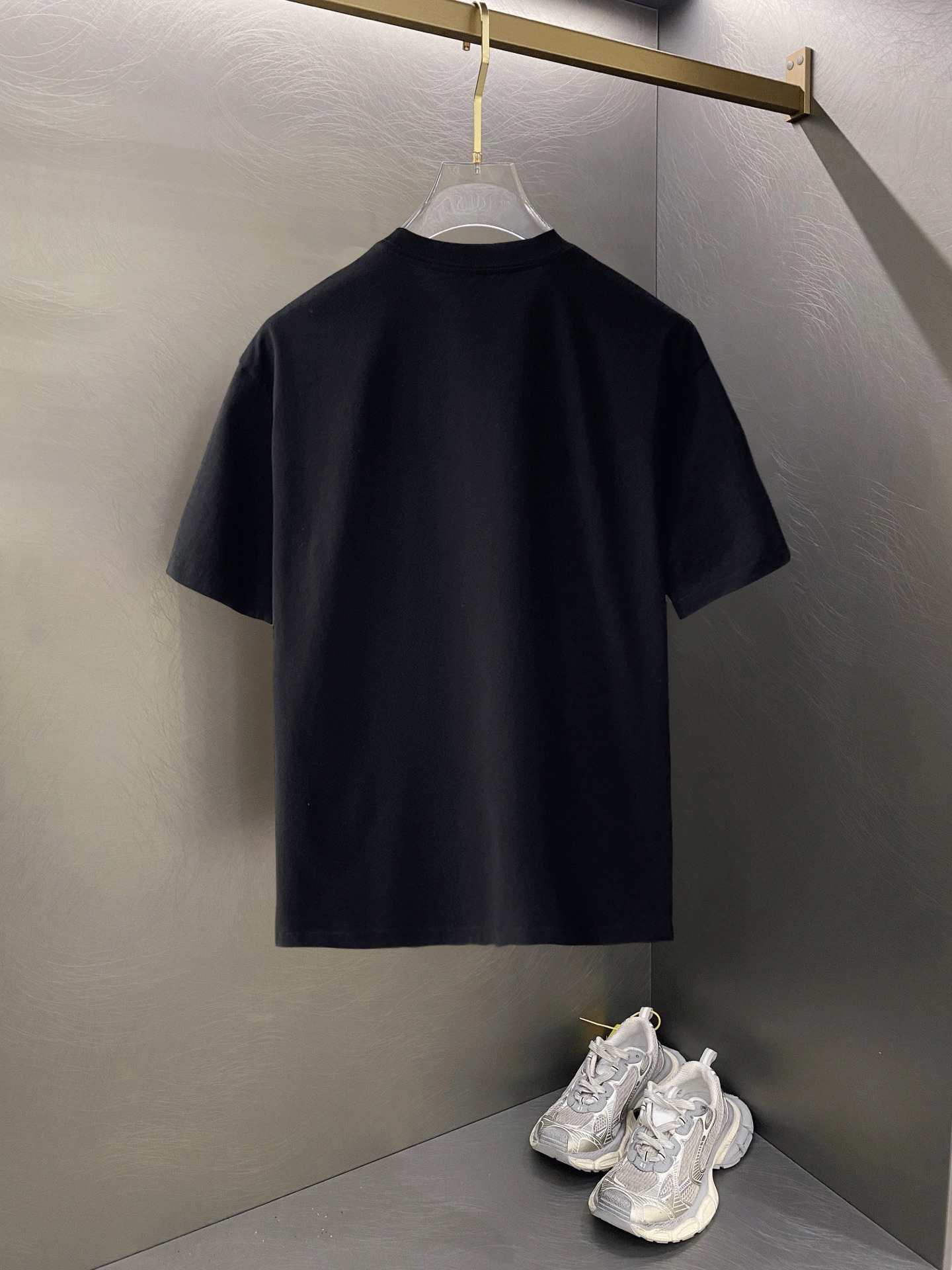 ￼ ￼ ACNE 新款字母印花双层重工短袖T桖 破洞设计 字母图案不管是T桖还是卫衣都是每年的爆款单品 