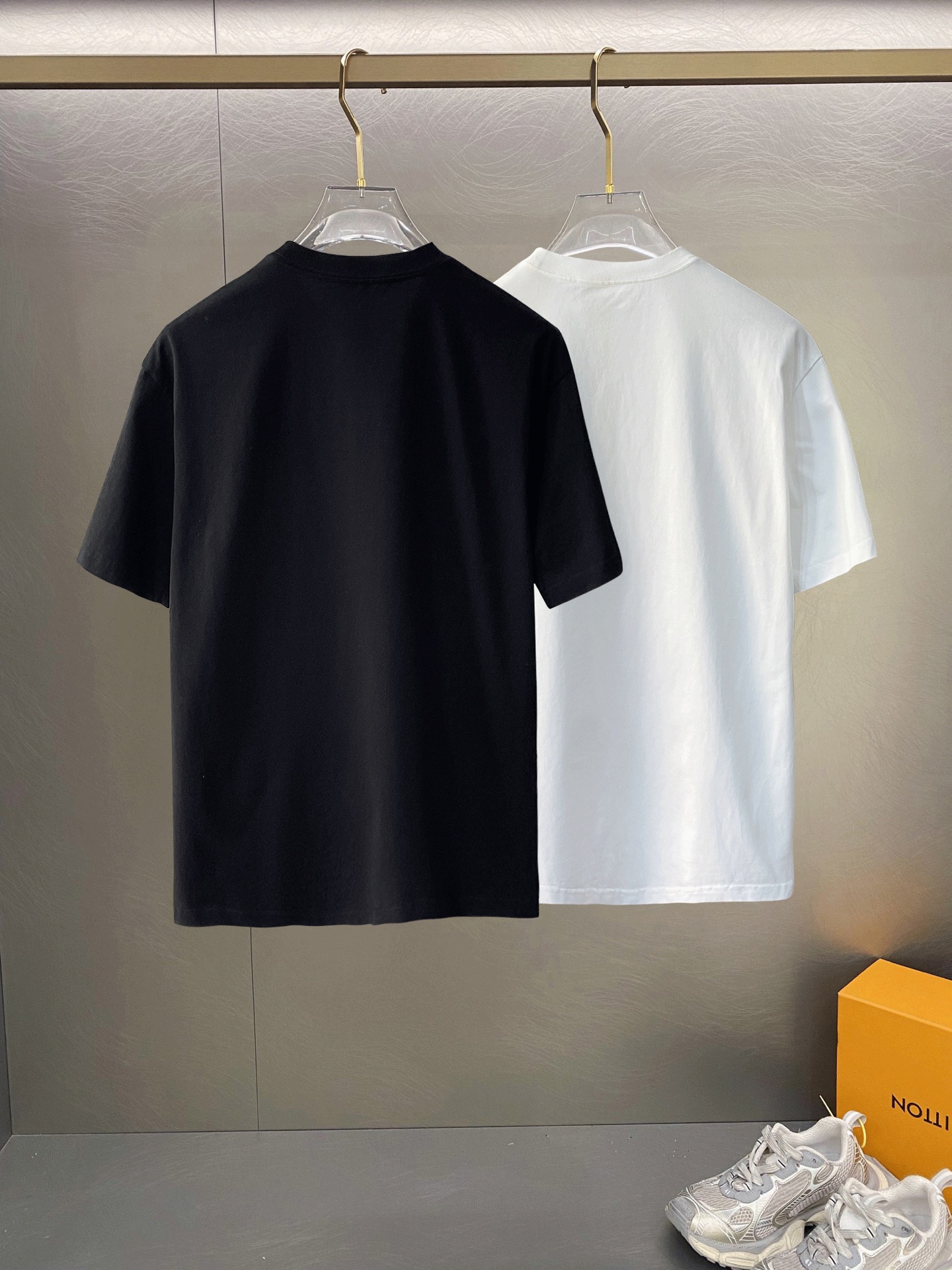 ￼ ￼ ACNE 新款字母印花双层重工短袖T桖 破洞设计 字母图案不管是T桖还是卫衣都是每年的爆款单品 