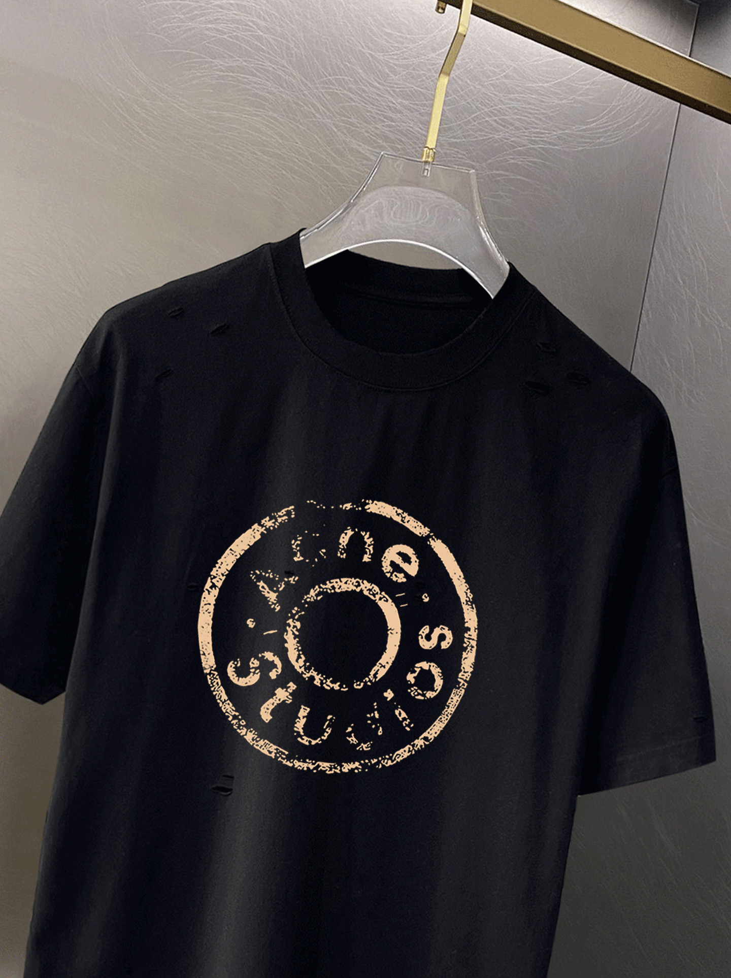 ￼ ￼ ACNE 新款字母印花双层重工短袖T桖 破洞设计 字母图案不管是T桖还是卫衣都是每年的爆款单品 