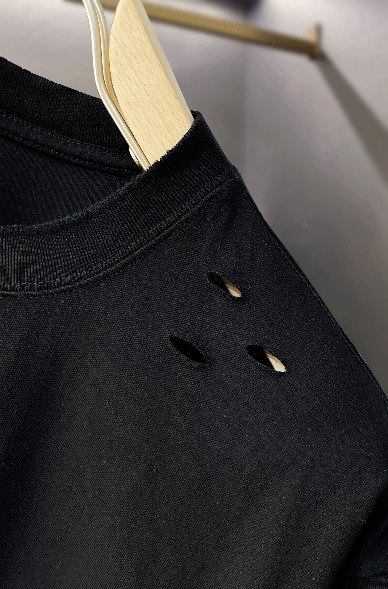 ￼ ￼ ACNE 新款字母印花双层重工短袖T桖 破洞设计 字母图案不管是T桖还是卫衣都是每年的爆款单品 