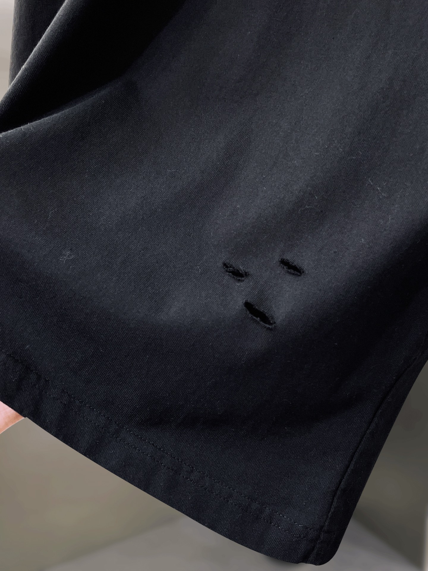 ￼ ￼ ACNE 新款字母印花双层重工短袖T桖 破洞设计 字母图案不管是T桖还是卫衣都是每年的爆款单品 