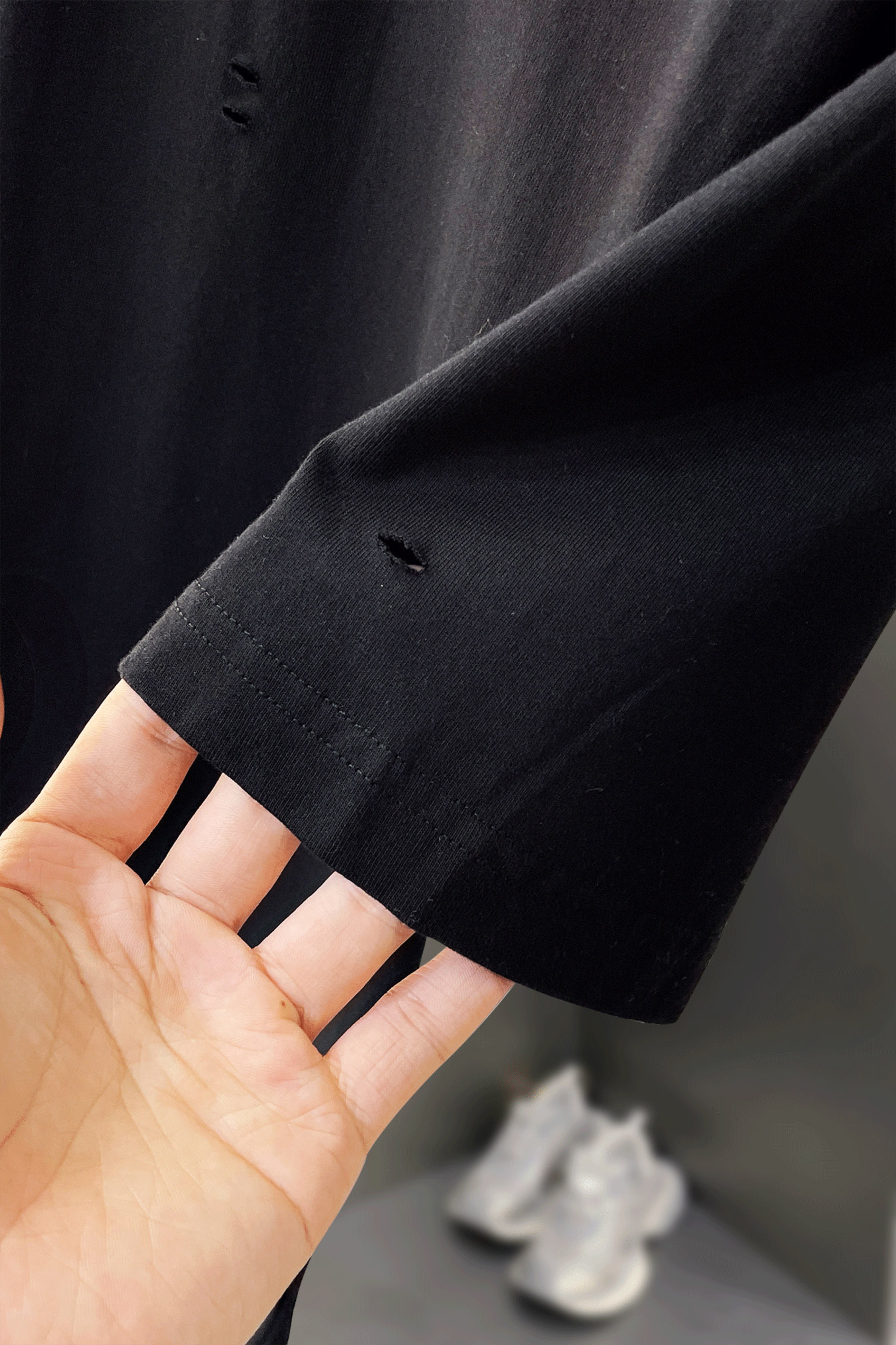 ￼ ￼ ACNE 新款字母印花双层重工短袖T桖 破洞设计 字母图案不管是T桖还是卫衣都是每年的爆款单品 