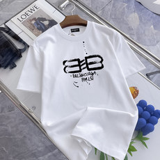 巴黎世家 新款字母印花双层重工短袖T桖 字母图案不管是T桖还是卫衣都是每年的爆款单品 前幅大面积印 巴黎世家 新款字母印花双层重工短袖T桖 字母图案不管是T桖还是卫衣都是每年的爆款单品 前幅大面积印