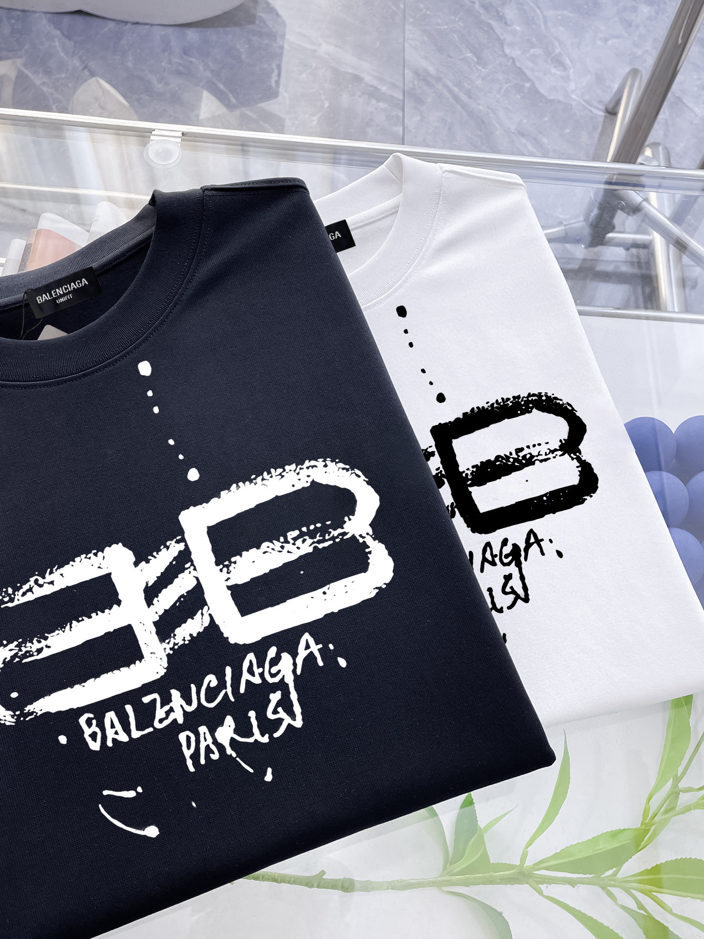 巴黎世家  新款字母印花双层重工短袖T桖  字母图案不管是T桖还是卫衣都是每年的爆款单品  前幅大面积印