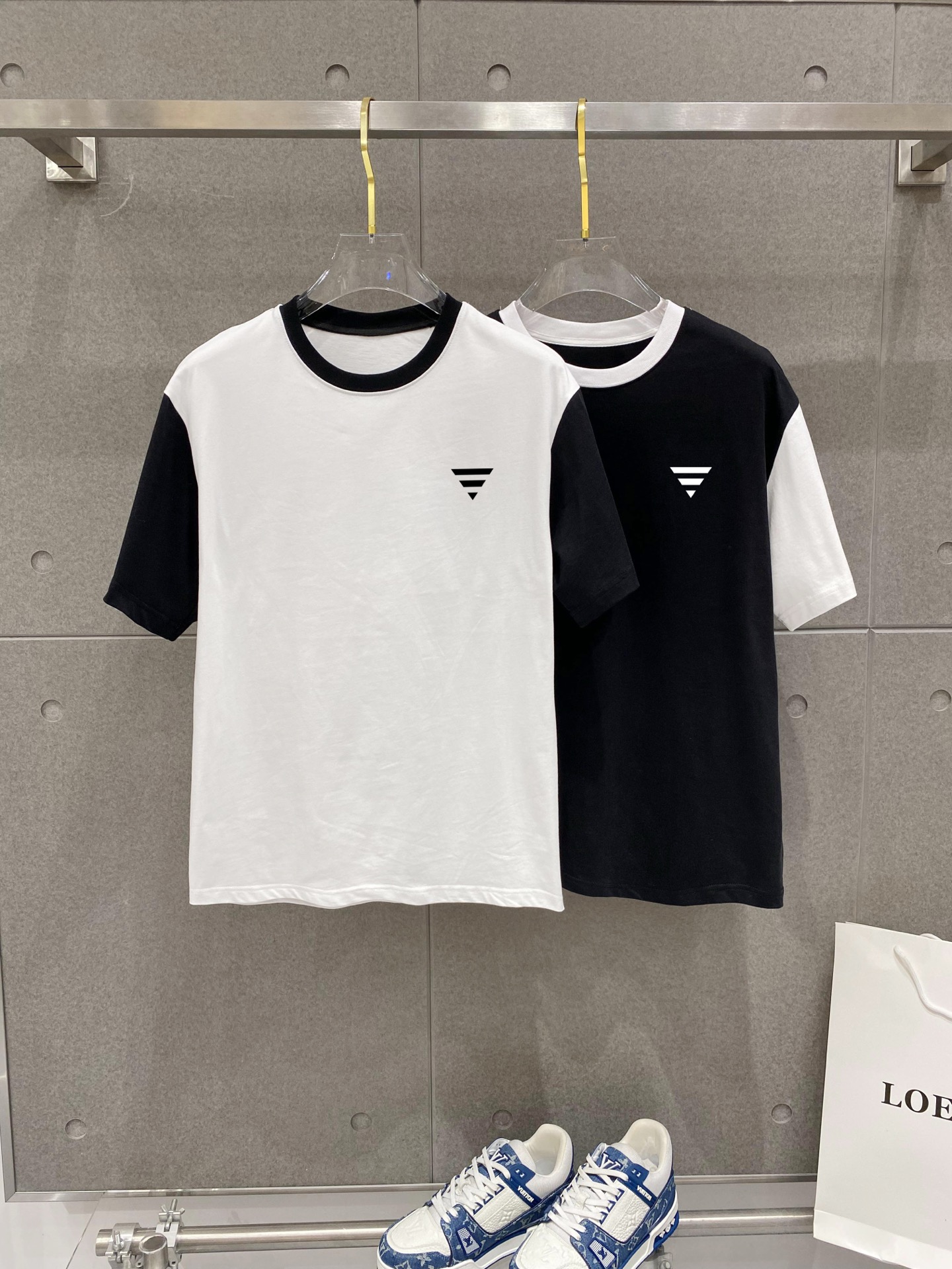 ￼ ￼ ￼ ￼ ￼ 巴黎世家 插肩新款字母印花双层重工短袖T桖 字母图案不管是T桖还是卫衣都是每年的爆款