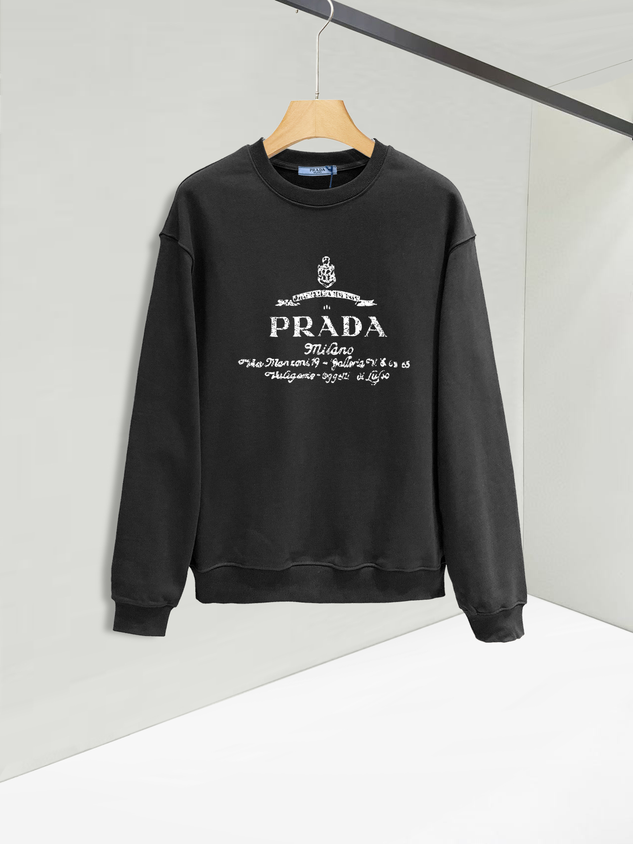 NO:566703,Prada official website The new letter printing double-layer heavy-duty letter pattern is a hot item every year, whether it is T-shirts or sweatshirts. Large-area printing on the front is directly sprayed by Dakangli digital printing machine. The cost is extremely high. After many debuggings, the color difference restoration of the pattern is close to 99% with the original version. It is different from the garbage offset printing version in the market. It is super time-consuming. The fabric is exclusively customized and dyed 400 grams. Cotton double-ply M-3XL  Black and white 2 colors (refer to 182/160 to wear L fit) 220 pounds can be worn, too big bust, long sleeves, M 56 7166 L58 7367 XL 60 7568 2XL 62 77 69 3XL 64 7970,, prada, hoodie, sweatshirts, alexander   wang19860909普拉达 官网 新款字母印花双层重工字母图案不管是T桖还是卫衣都是每年的爆款单品 前幅大面积印花采用大康丽数码印花机直喷 成本极高 经过多次的调试打版图案色差还原度与原版接近百分之99 区别市场垃圾胶印版本 超级费工时 面料采用独家定制定染400克 棉双股 M-3XL 黑白2色（参考182/160穿L合身）220斤可穿 偏大  胸 围 衣 长 袖 长 M 56 7166 L58 7367 XL 60 7568 2XL 62 77 69 3XL 64 7970,,prada,hoodie,sweatshirts,alexander wang,Men's clothing