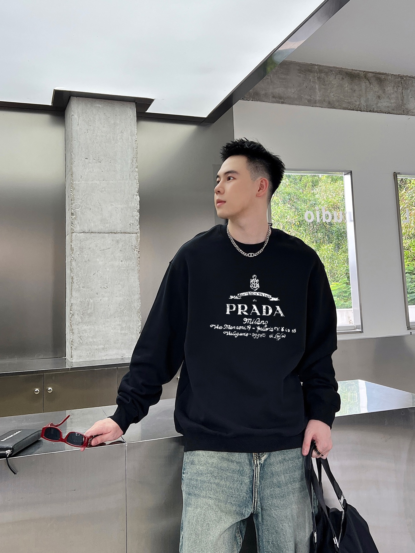 ￼  普拉达 官网 新款字母印花双层重工字母图案不管是T桖还是卫衣都是每年的爆款单品  前幅大面积印花采