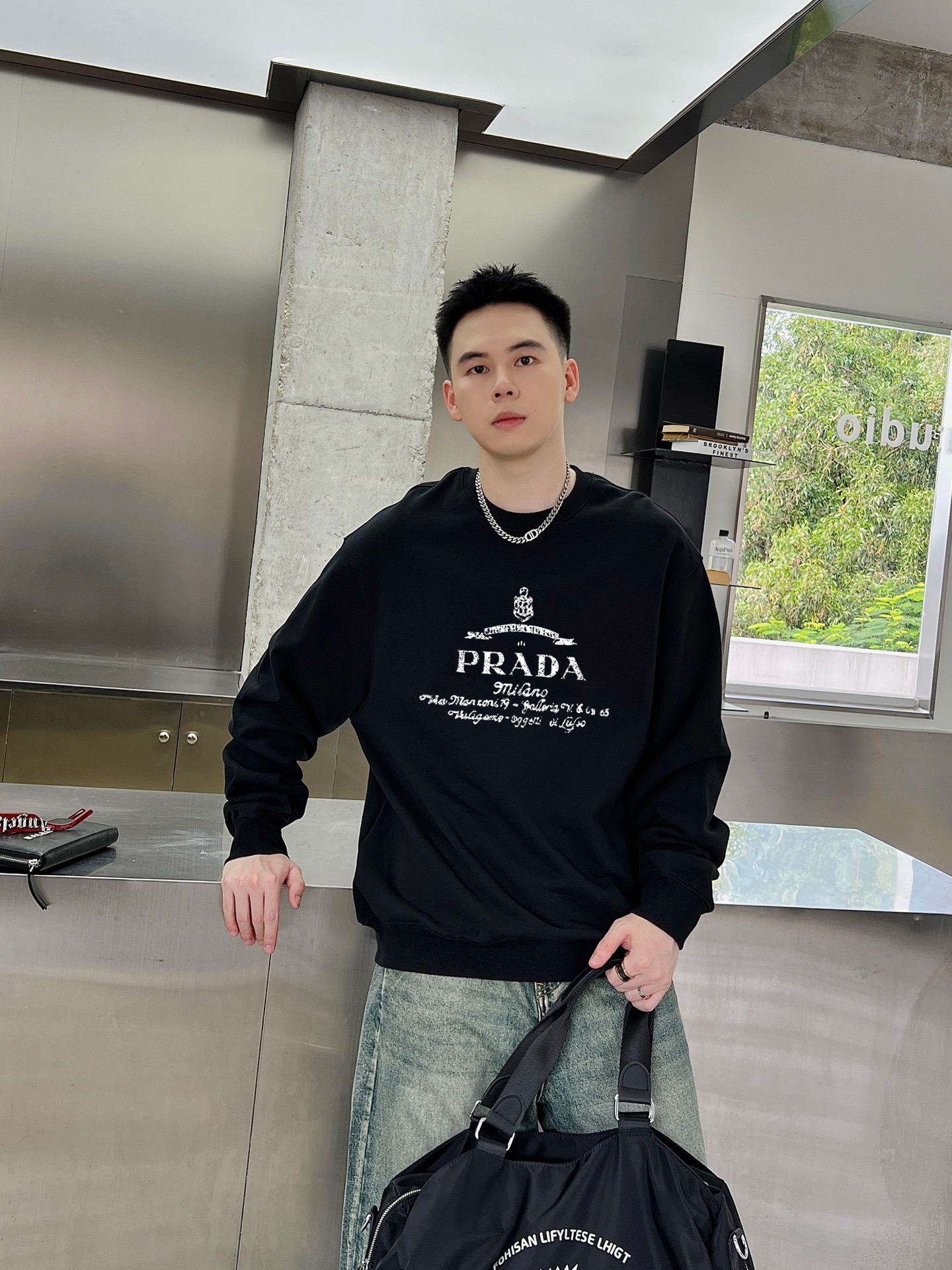 ￼  普拉达 官网 新款字母印花双层重工字母图案不管是T桖还是卫衣都是每年的爆款单品  前幅大面积印花采