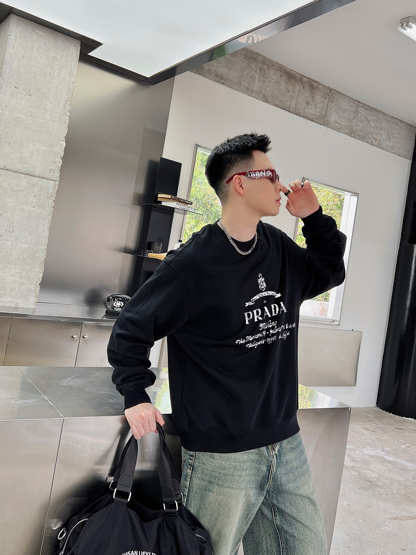 ￼  普拉达 官网 新款字母印花双层重工字母图案不管是T桖还是卫衣都是每年的爆款单品  前幅大面积印花采