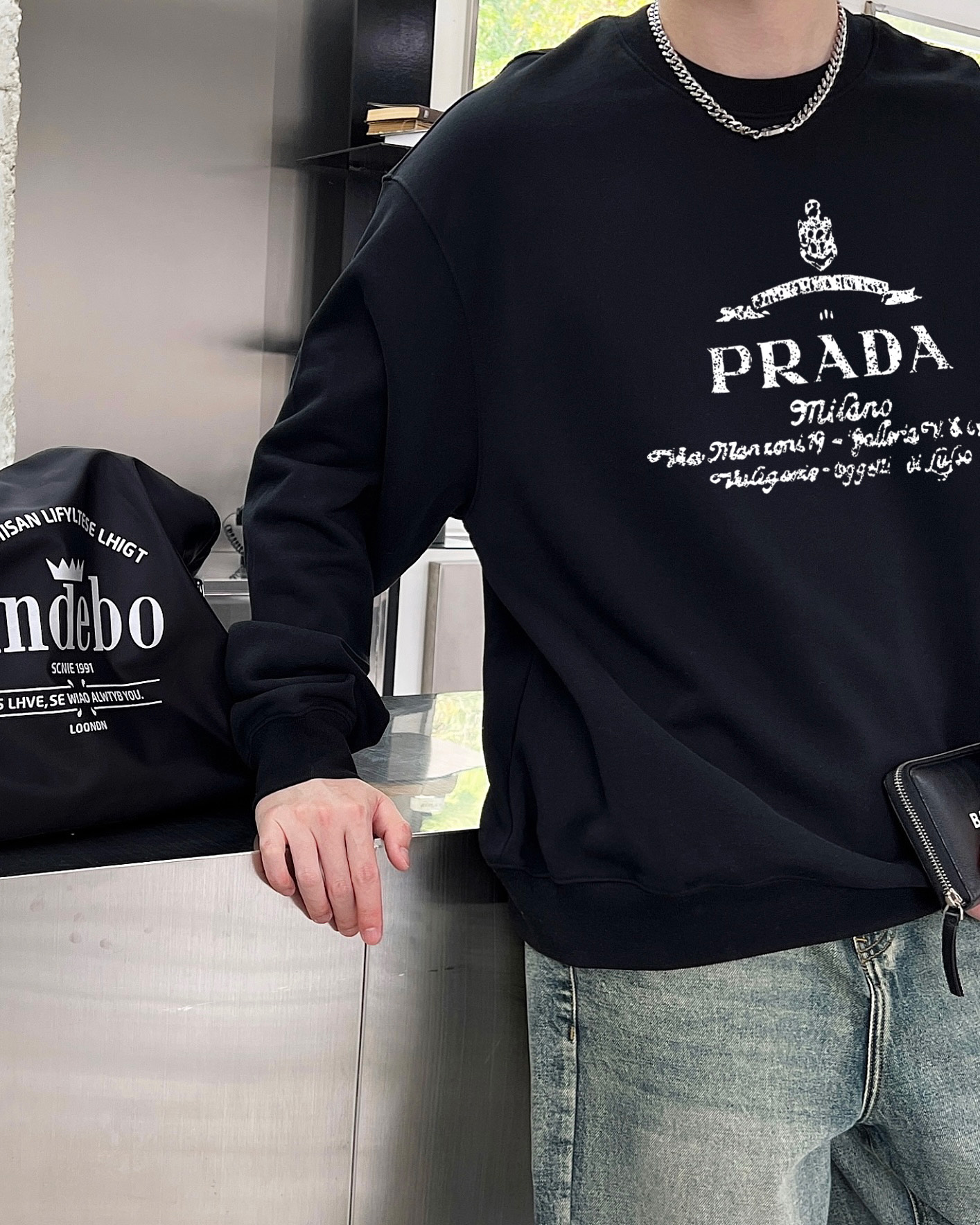 ￼  普拉达 官网 新款字母印花双层重工字母图案不管是T桖还是卫衣都是每年的爆款单品  前幅大面积印花采