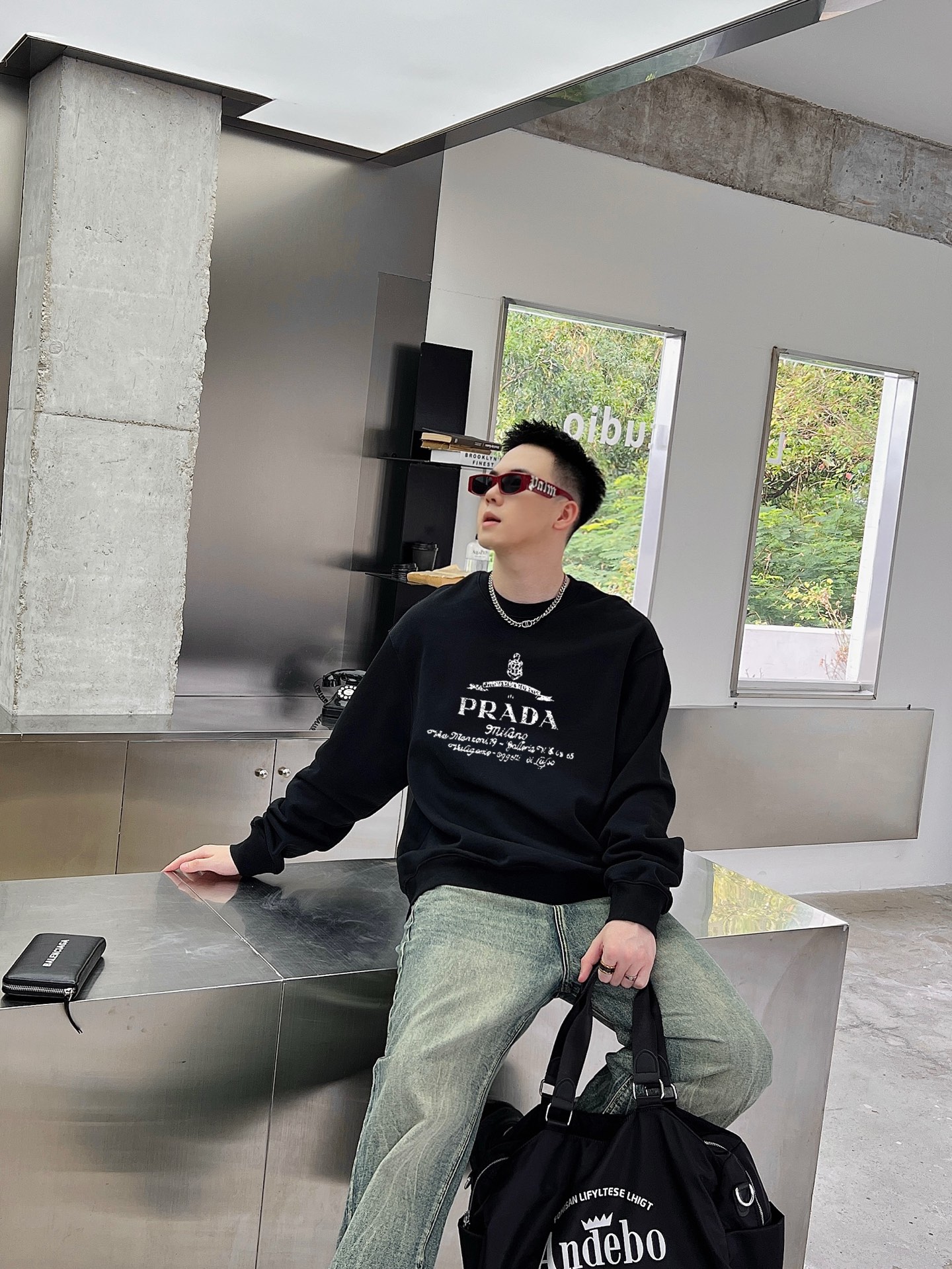 ￼  普拉达 官网 新款字母印花双层重工字母图案不管是T桖还是卫衣都是每年的爆款单品  前幅大面积印花采