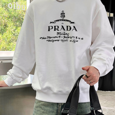  普拉达 官网 新款字母印花双层重工字母图案不管是T桖还是卫衣都是每年的爆款单品 前幅大面积印花采  普拉达 官网 新款字母印花双层重工字母图案不管是T桖还是卫衣都是每年的爆款单品 前幅大面积印花采