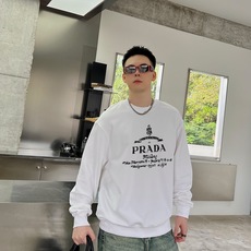  普拉达 官网 新款字母印花双层重工字母图案不管是T桖还是卫衣都是每年的爆款单品 前幅大面积印花采  普拉达 官网 新款字母印花双层重工字母图案不管是T桖还是卫衣都是每年的爆款单品 前幅大面积印花采