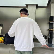  普拉达 官网 新款字母印花双层重工字母图案不管是T桖还是卫衣都是每年的爆款单品 前幅大面积印花采  普拉达 官网 新款字母印花双层重工字母图案不管是T桖还是卫衣都是每年的爆款单品 前幅大面积印花采