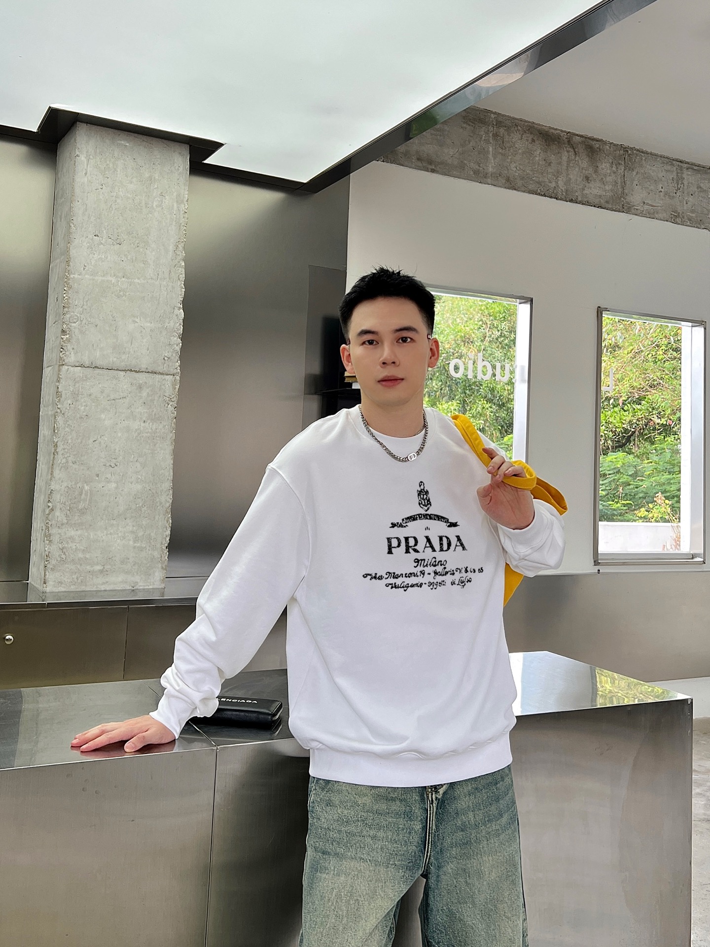 ￼  普拉达 官网 新款字母印花双层重工字母图案不管是T桖还是卫衣都是每年的爆款单品  前幅大面积印花采
