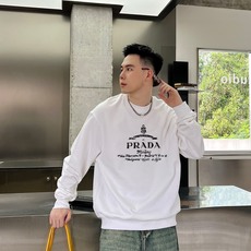  普拉达 官网 新款字母印花双层重工字母图案不管是T桖还是卫衣都是每年的爆款单品 前幅大面积印花采  普拉达 官网 新款字母印花双层重工字母图案不管是T桖还是卫衣都是每年的爆款单品 前幅大面积印花采