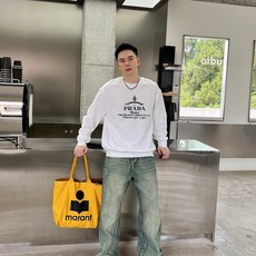  普拉达 官网 新款字母印花双层重工字母图案不管是T桖还是卫衣都是每年的爆款单品 前幅大面积印花采  普拉达 官网 新款字母印花双层重工字母图案不管是T桖还是卫衣都是每年的爆款单品 前幅大面积印花采