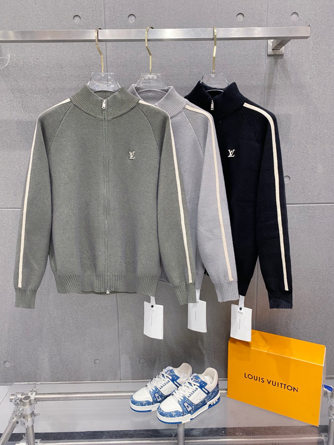 ￼ 路易威登 官网 秋冬同步更新 针织外套 海外爆款 精细羊毛针织厚实面料 舒服又保暖 绝对高端产物 M