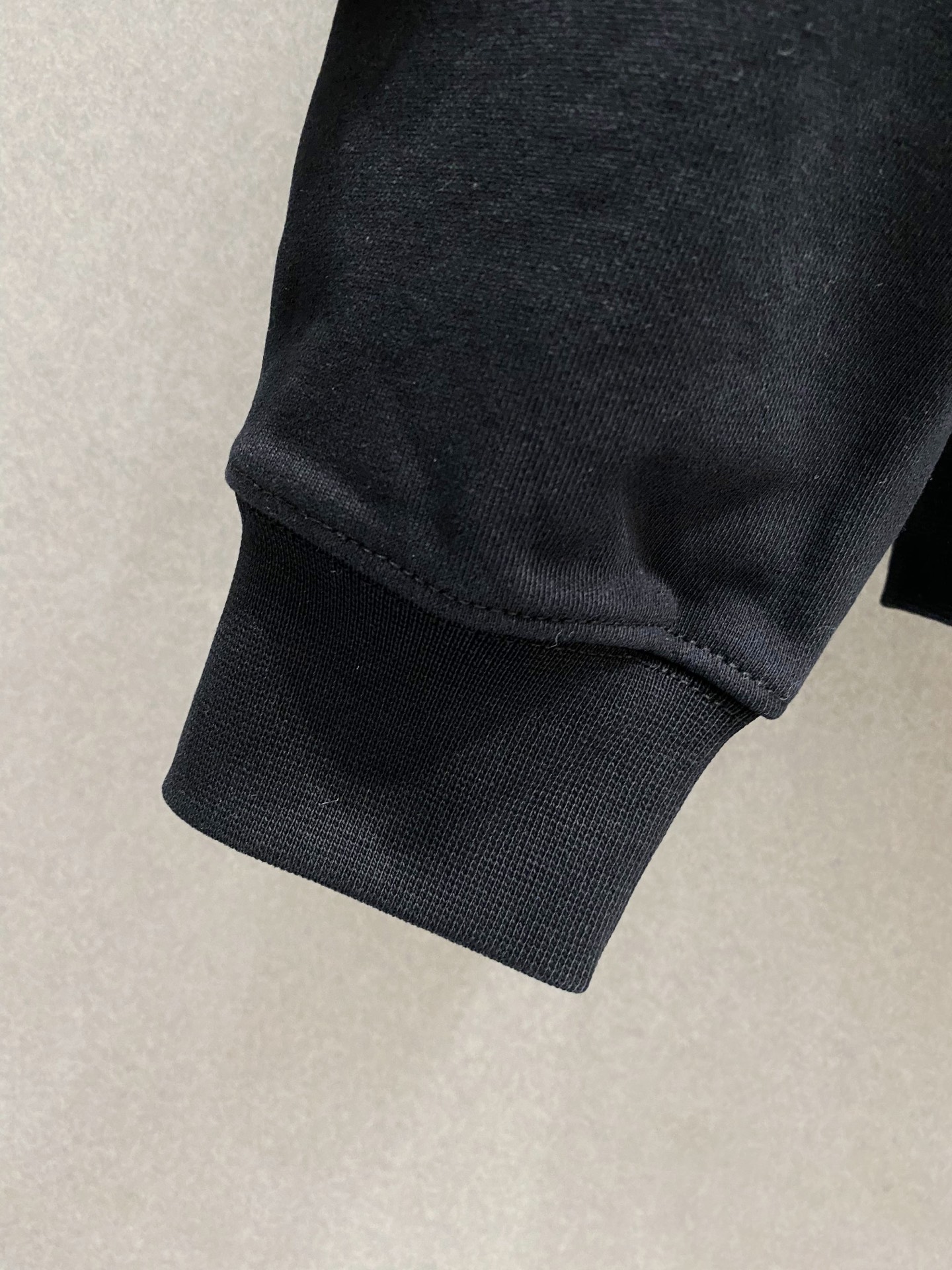 ￼ ￼ 汤姆布朗 官网 新款字母印花双层重工字母图案不管是T桖还是卫衣都是每年的爆款单品 前幅大面积印花