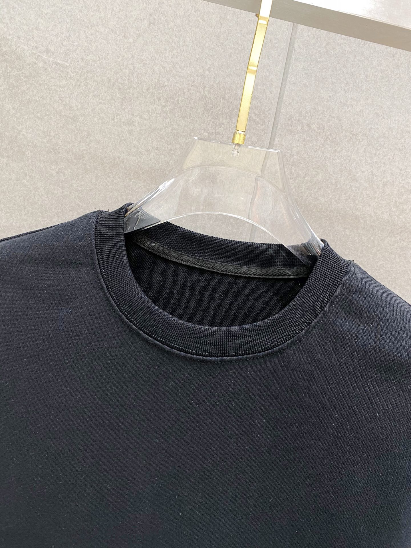 ￼ ￼ 汤姆布朗 官网 新款字母印花双层重工字母图案不管是T桖还是卫衣都是每年的爆款单品 前幅大面积印花