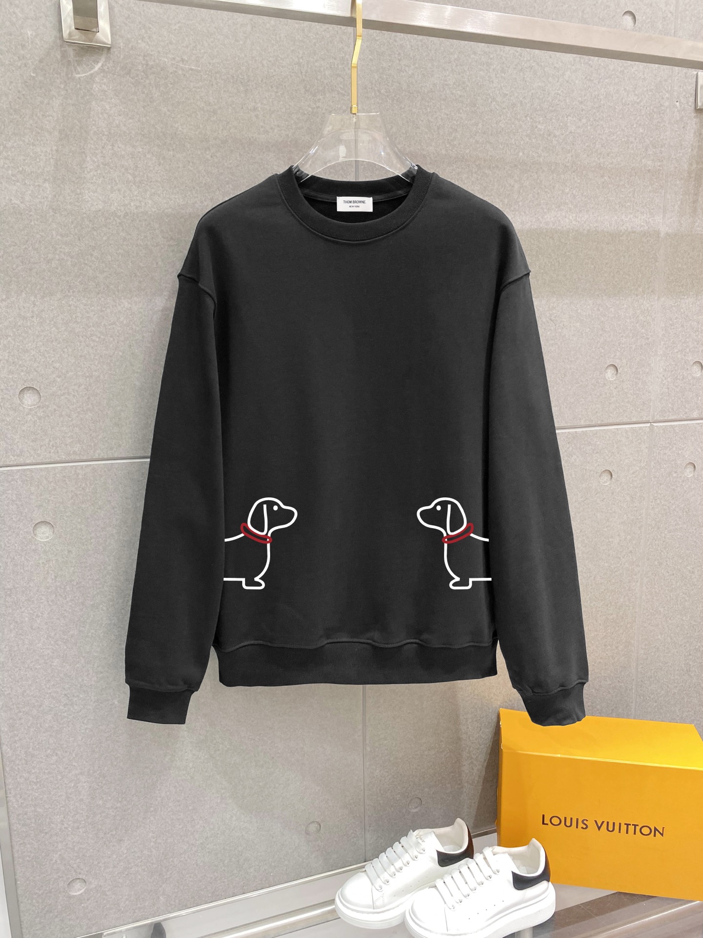 ￼ ￼ 汤姆布朗 官网 新款字母印花双层重工字母图案不管是T桖还是卫衣都是每年的爆款单品 前幅大面积印花