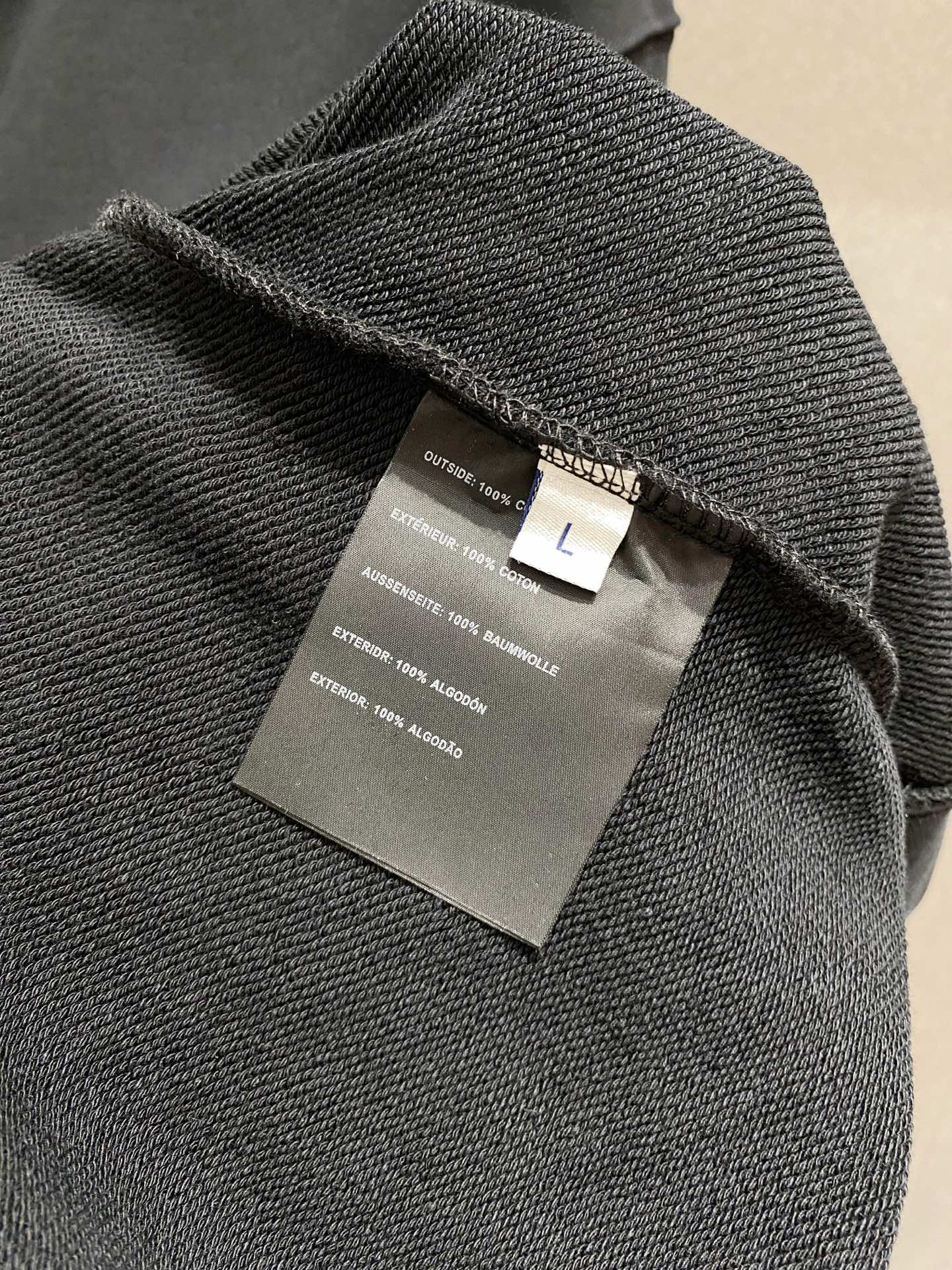 ￼ ￼ 汤姆布朗 官网 新款字母印花双层重工字母图案不管是T桖还是卫衣都是每年的爆款单品 前幅大面积印花