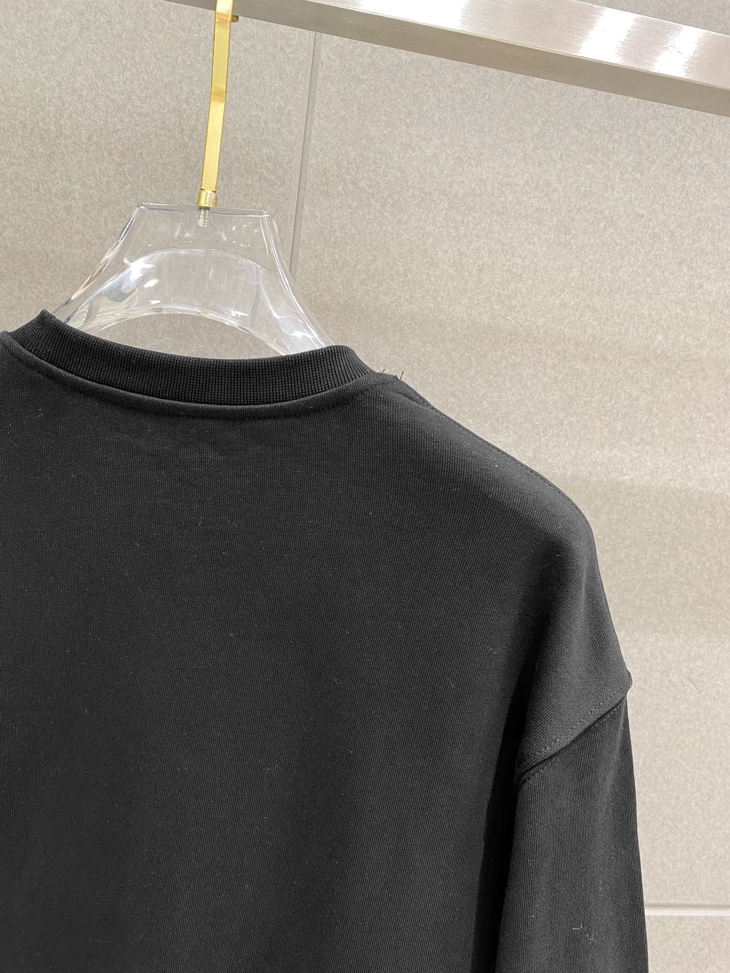 ￼ ￼ 汤姆布朗 官网 新款字母印花双层重工字母图案不管是T桖还是卫衣都是每年的爆款单品 前幅大面积印花