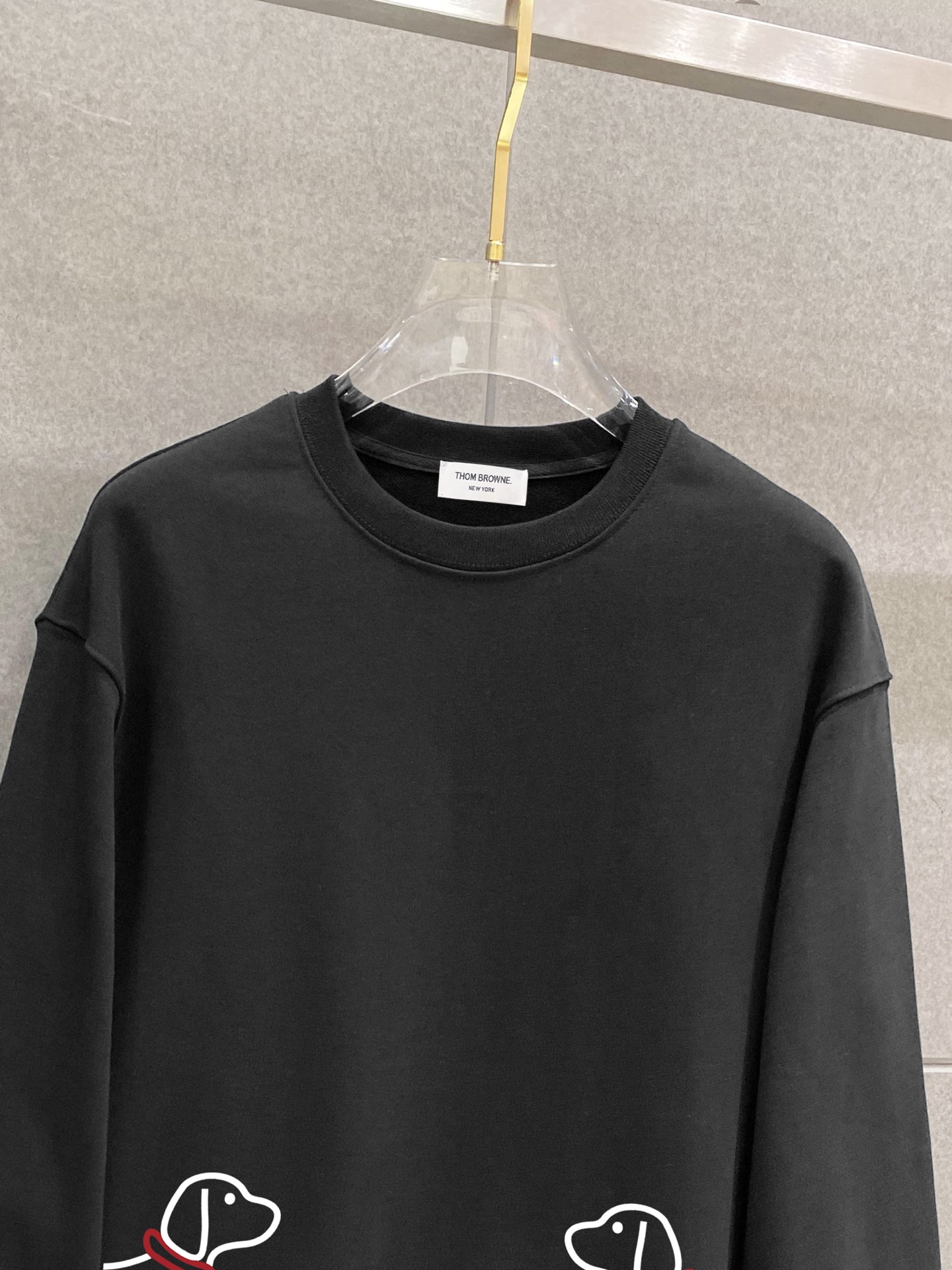 ￼ ￼ 汤姆布朗 官网 新款字母印花双层重工字母图案不管是T桖还是卫衣都是每年的爆款单品 前幅大面积印花