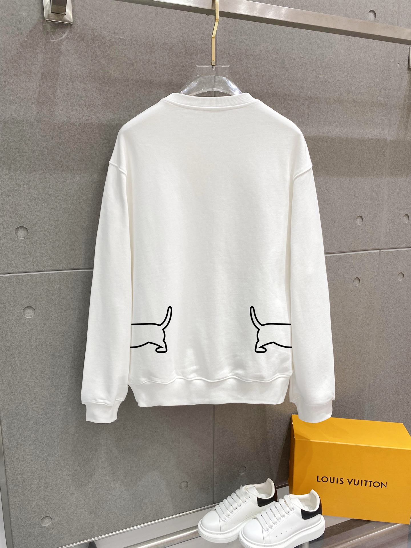 ￼ ￼ 汤姆布朗 官网 新款字母印花双层重工字母图案不管是T桖还是卫衣都是每年的爆款单品 前幅大面积印花