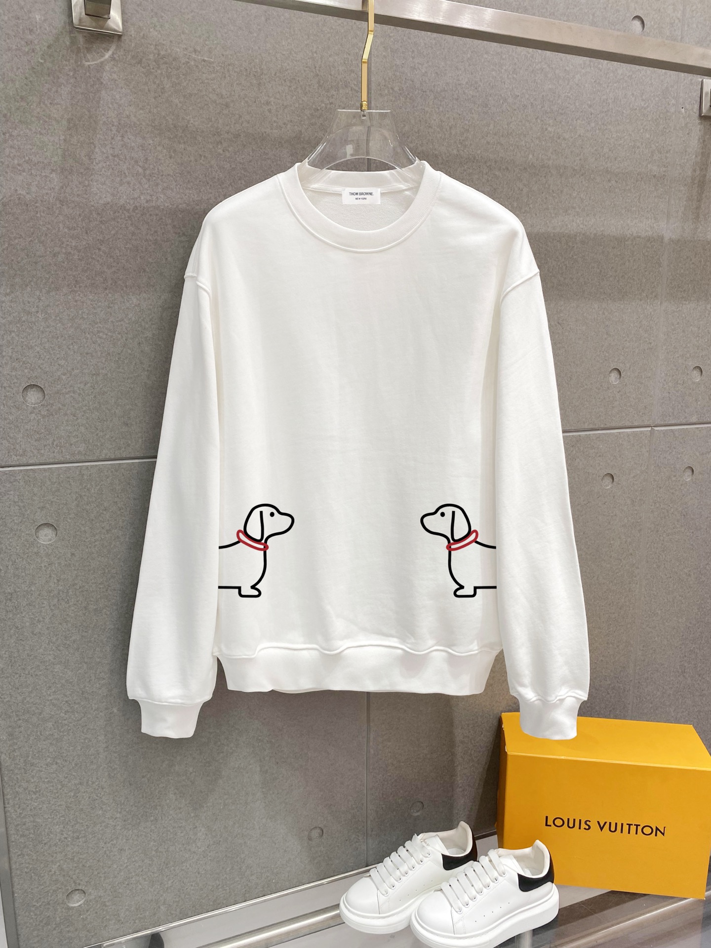 ￼ ￼ 汤姆布朗 官网 新款字母印花双层重工字母图案不管是T桖还是卫衣都是每年的爆款单品 前幅大面积印花