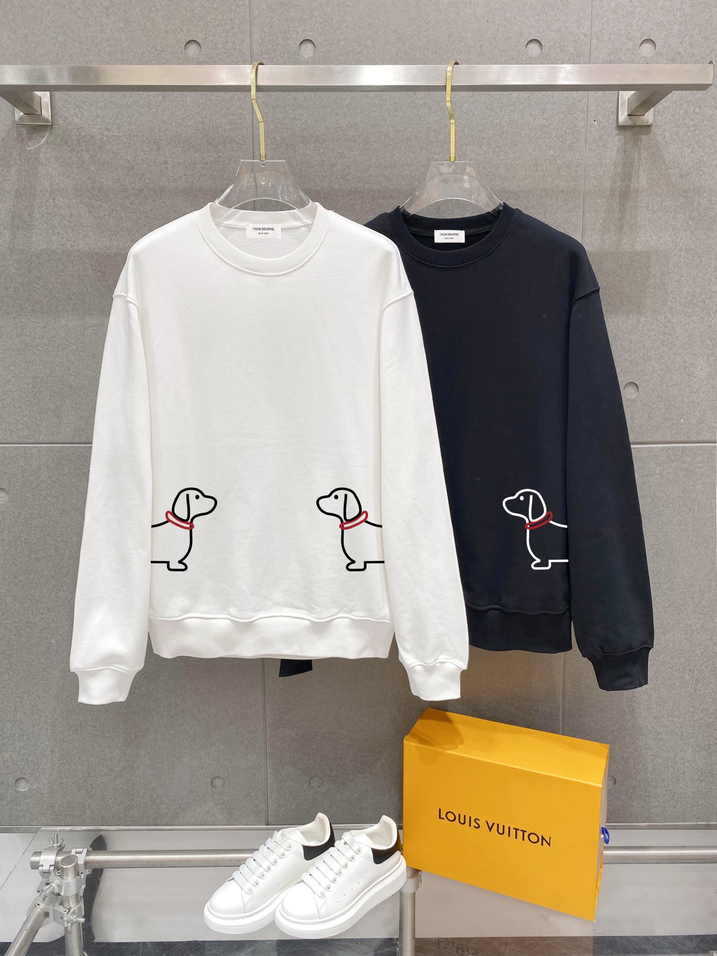 ￼ ￼ 汤姆布朗 官网 新款字母印花双层重工字母图案不管是T桖还是卫衣都是每年的爆款单品 前幅大面积印花