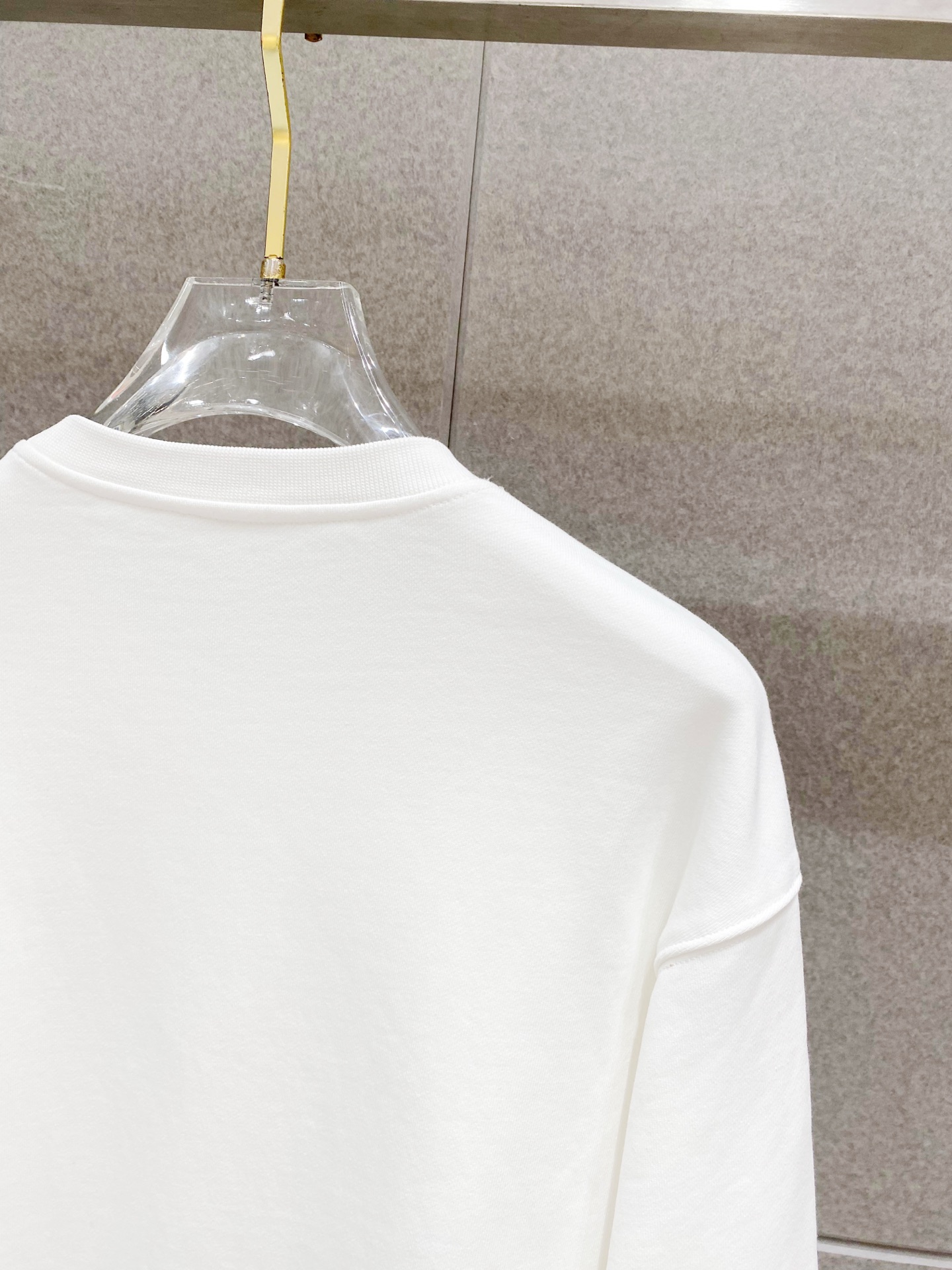 ￼ ￼ 汤姆布朗 官网 新款字母印花双层重工字母图案不管是T桖还是卫衣都是每年的爆款单品 前幅大面积印花