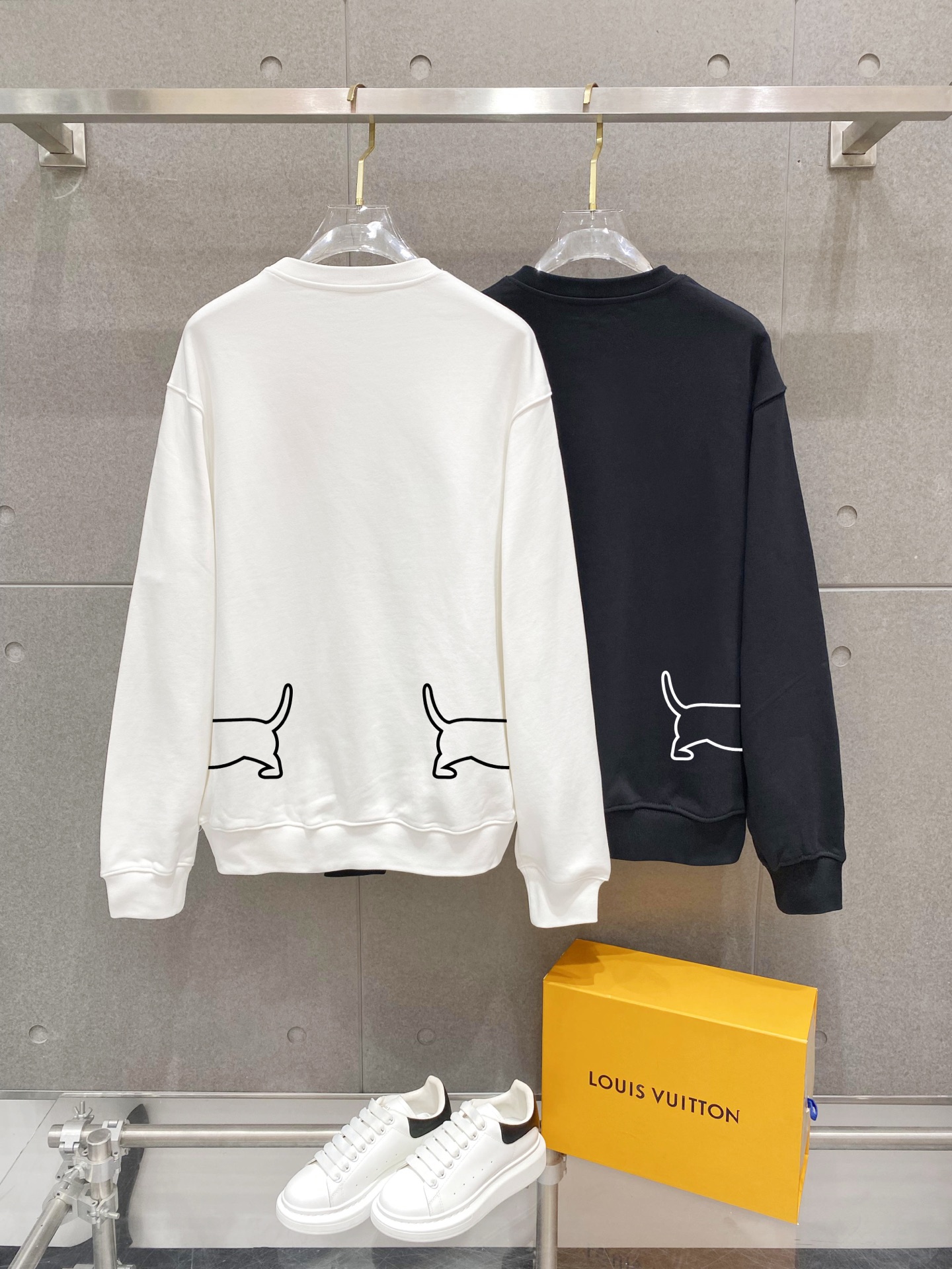 ￼ ￼ 汤姆布朗 官网 新款字母印花双层重工字母图案不管是T桖还是卫衣都是每年的爆款单品 前幅大面积印花