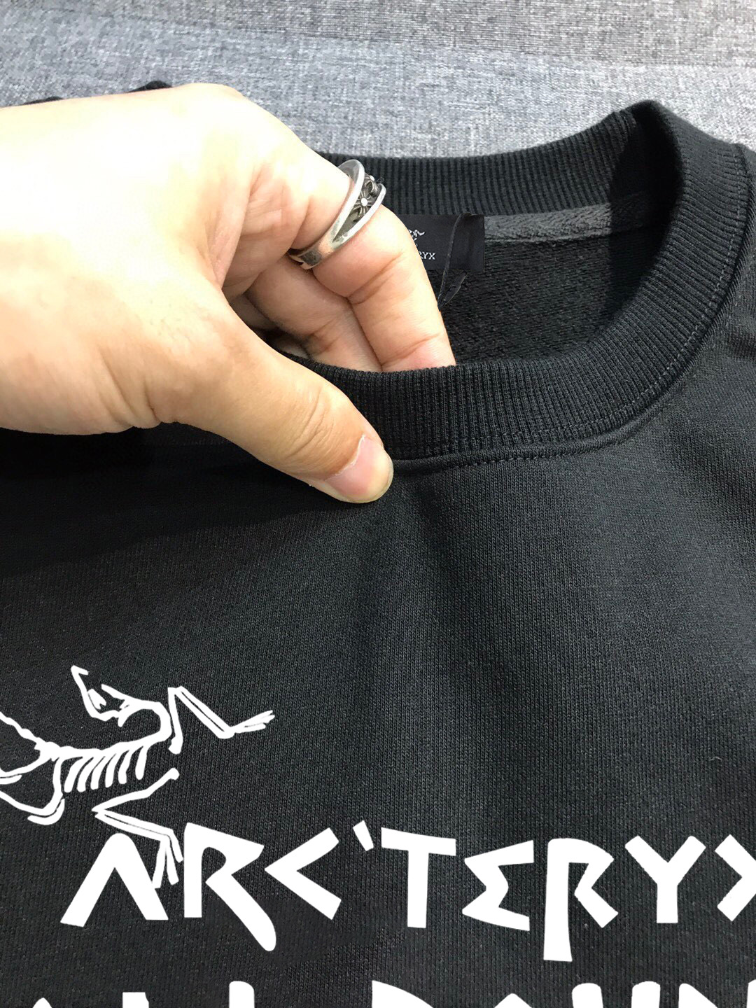￼  始祖鸟 官网 新款字母印花双层重工字母图案不管是T桖还是卫衣都是每年的爆款单品  前幅大面积印花采