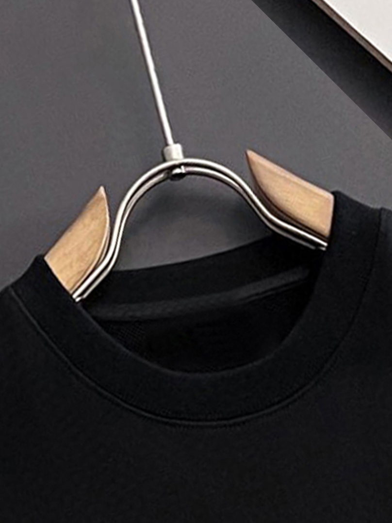 ￼ ￼ LULU 官网 新款字母印花双层重工字母图案不管是T桖还是卫衣都是每年的爆款单品 前幅大面积印花