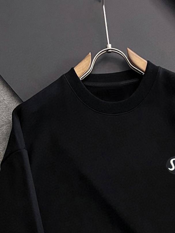 ￼ ￼ LULU 官网 新款字母印花双层重工字母图案不管是T桖还是卫衣都是每年的爆款单品 前幅大面积印花