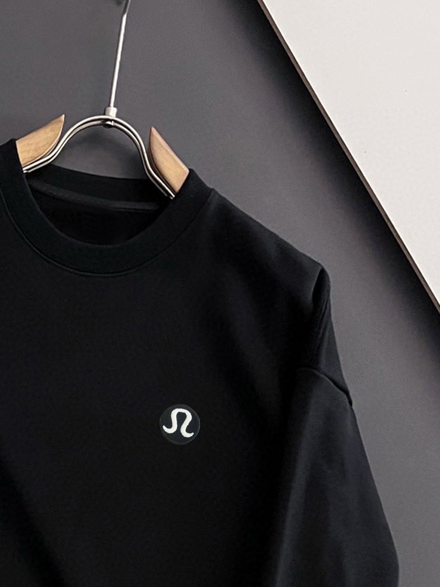 ￼ ￼ LULU 官网 新款字母印花双层重工字母图案不管是T桖还是卫衣都是每年的爆款单品 前幅大面积印花