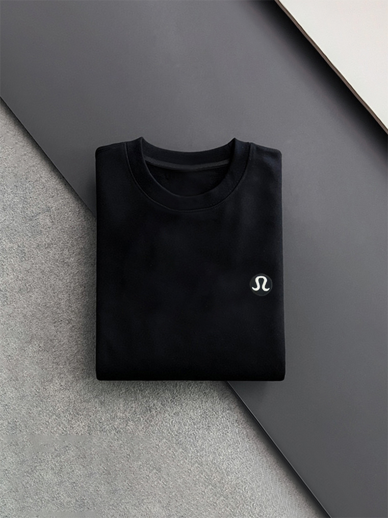 ￼ ￼ LULU 官网 新款字母印花双层重工字母图案不管是T桖还是卫衣都是每年的爆款单品 前幅大面积印花