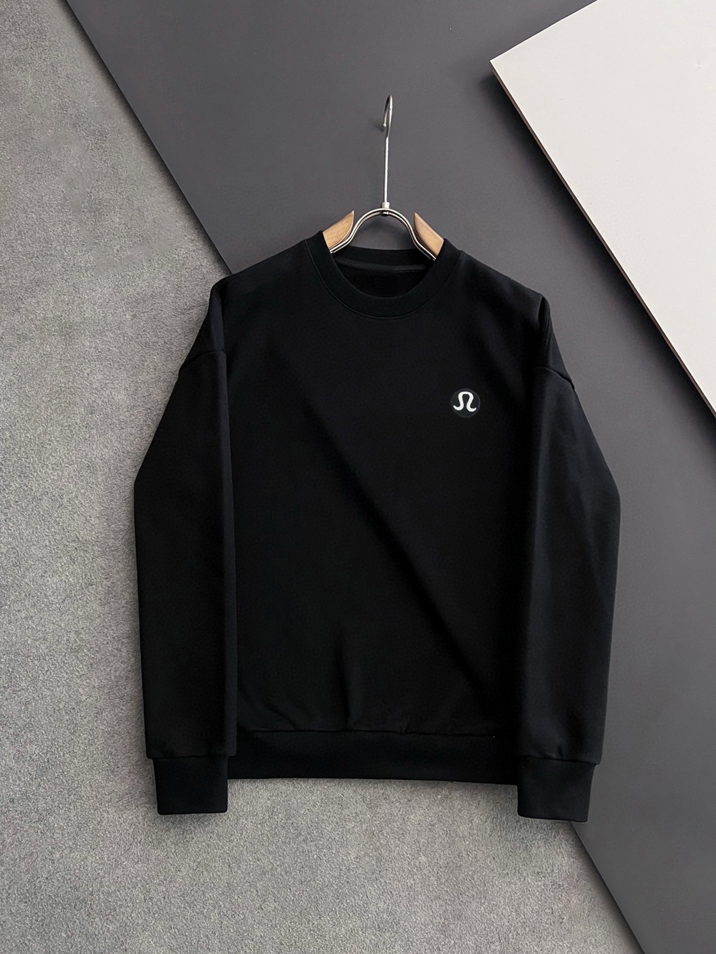 ￼ ￼ LULU 官网 新款字母印花双层重工字母图案不管是T桖还是卫衣都是每年的爆款单品 前幅大面积印花