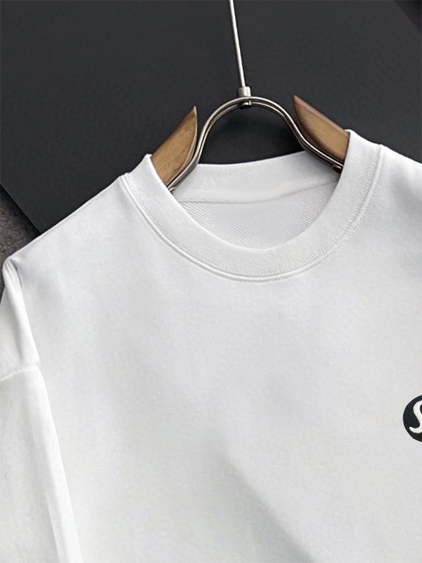 ￼ ￼ LULU 官网 新款字母印花双层重工字母图案不管是T桖还是卫衣都是每年的爆款单品 前幅大面积印花