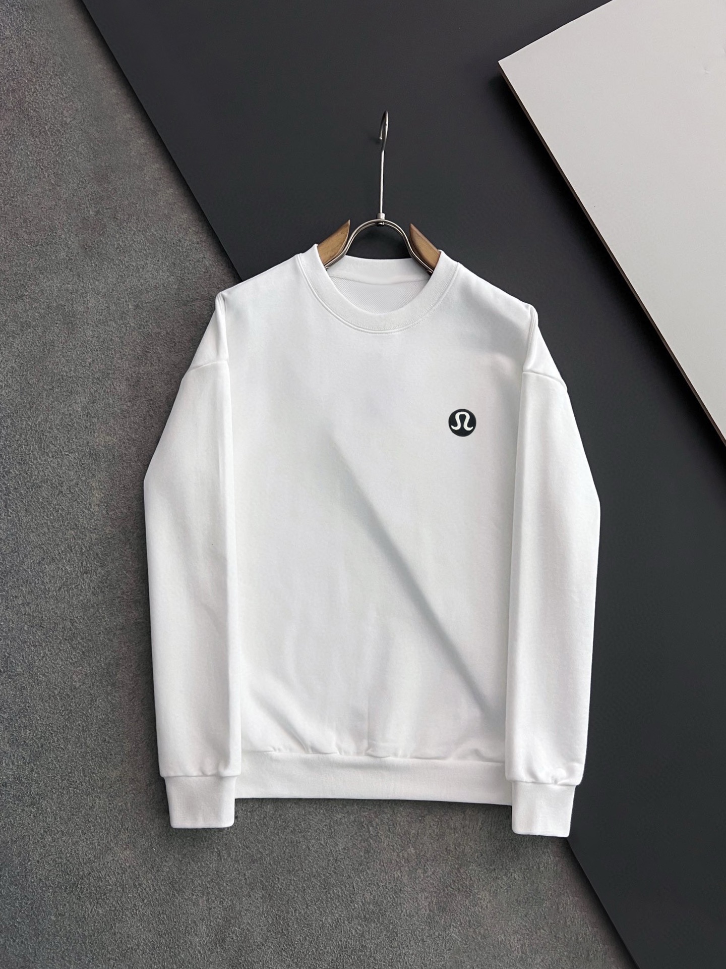 ￼ ￼ LULU 官网 新款字母印花双层重工字母图案不管是T桖还是卫衣都是每年的爆款单品 前幅大面积印花