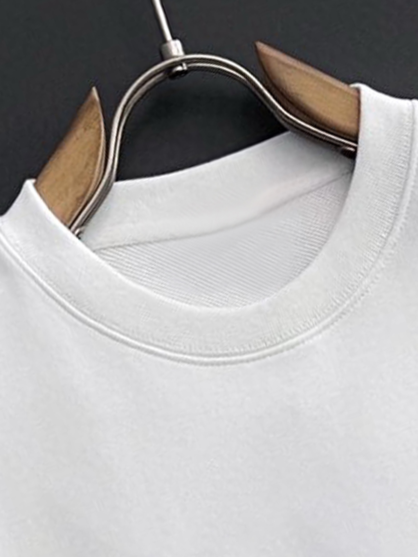 ￼ ￼ LULU 官网 新款字母印花双层重工字母图案不管是T桖还是卫衣都是每年的爆款单品 前幅大面积印花