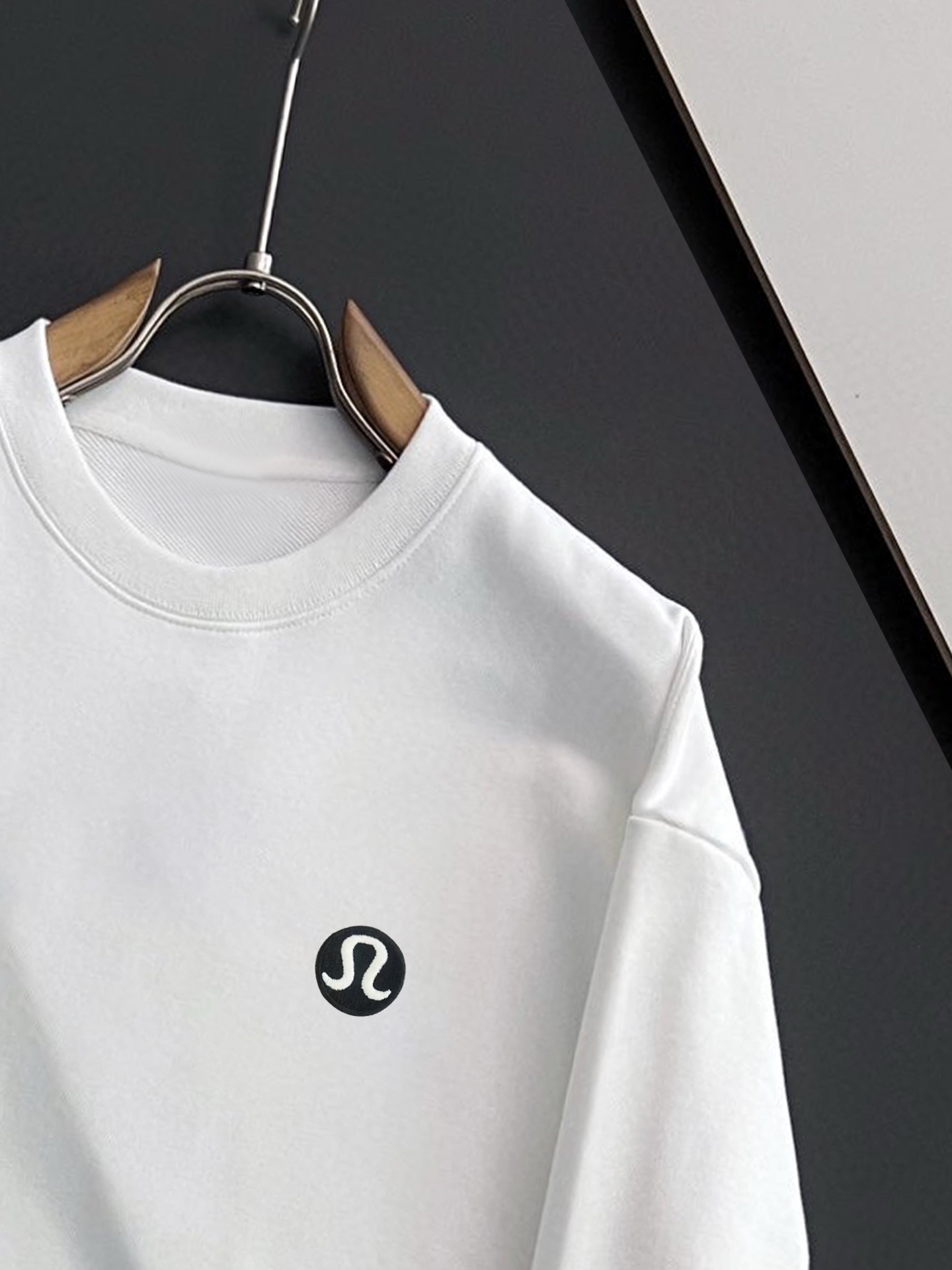 ￼ ￼ LULU 官网 新款字母印花双层重工字母图案不管是T桖还是卫衣都是每年的爆款单品 前幅大面积印花