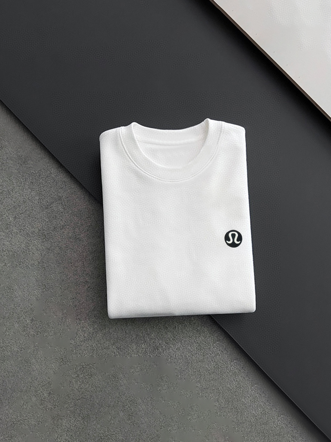 ￼ ￼ LULU 官网 新款字母印花双层重工字母图案不管是T桖还是卫衣都是每年的爆款单品 前幅大面积印花