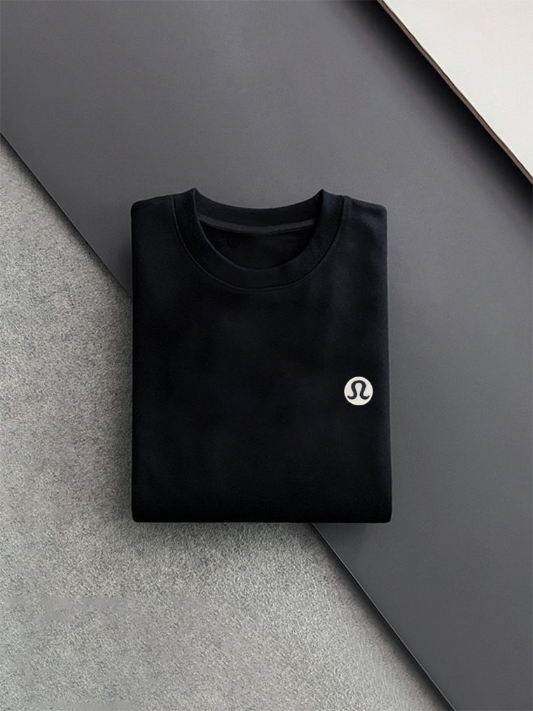 ￼ ￼ LULU 官网 新款字母印花双层重工字母图案不管是T桖还是卫衣都是每年的爆款单品 前幅大面积印花