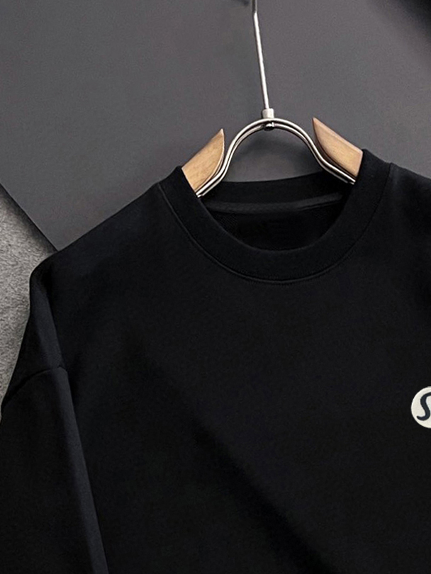 ￼ ￼ LULU 官网 新款字母印花双层重工字母图案不管是T桖还是卫衣都是每年的爆款单品 前幅大面积印花