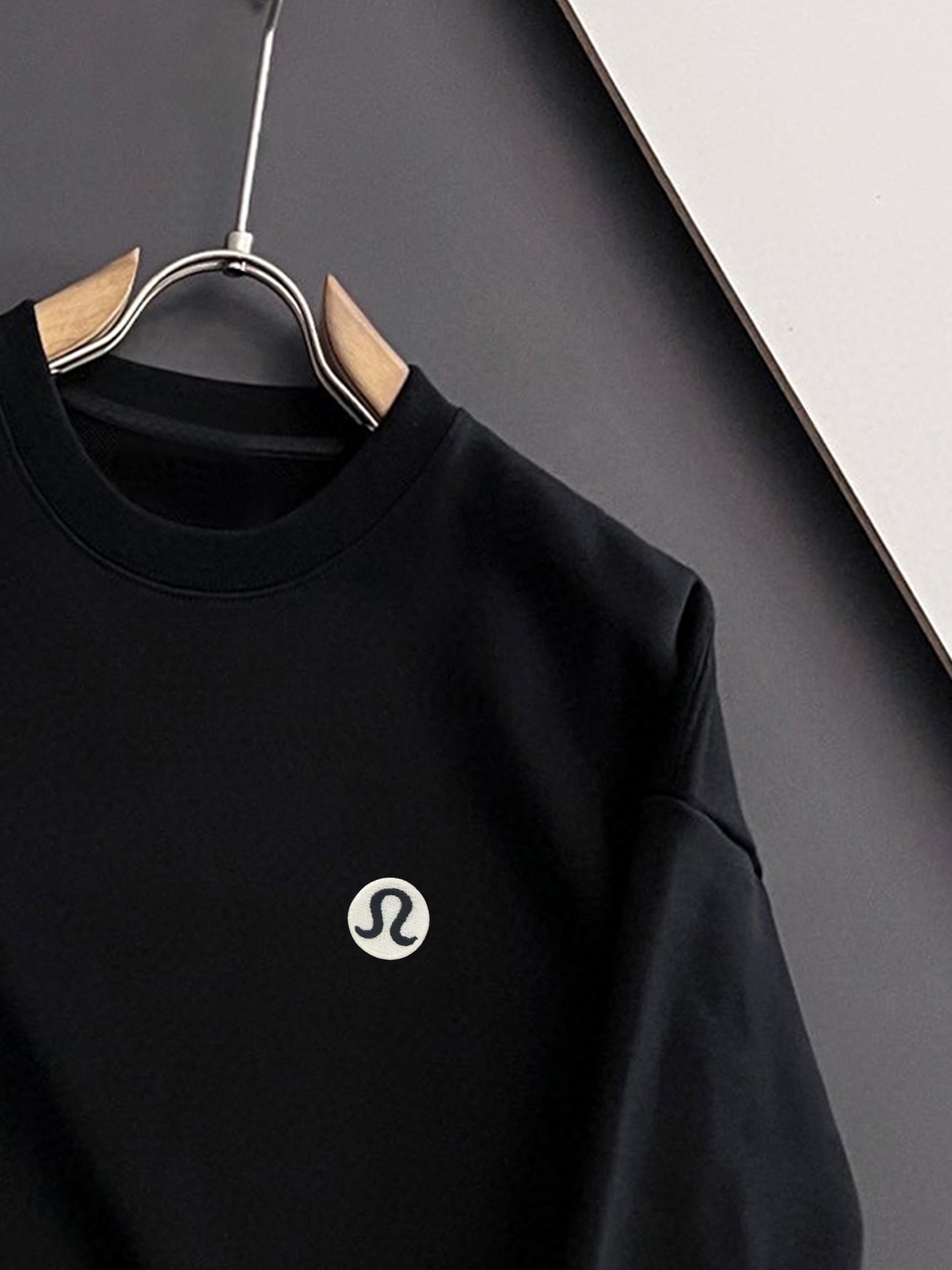 ￼ ￼ LULU 官网 新款字母印花双层重工字母图案不管是T桖还是卫衣都是每年的爆款单品 前幅大面积印花