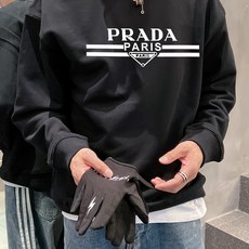  普拉达 官网 新款字母印花双层重工字母图案不管是T桖还是卫衣都是每年的爆款单品 前幅大面积印花采  普拉达 官网 新款字母印花双层重工字母图案不管是T桖还是卫衣都是每年的爆款单品 前幅大面积印花采