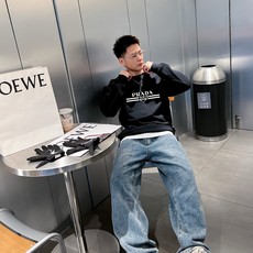  普拉达 官网 新款字母印花双层重工字母图案不管是T桖还是卫衣都是每年的爆款单品 前幅大面积印花采  普拉达 官网 新款字母印花双层重工字母图案不管是T桖还是卫衣都是每年的爆款单品 前幅大面积印花采